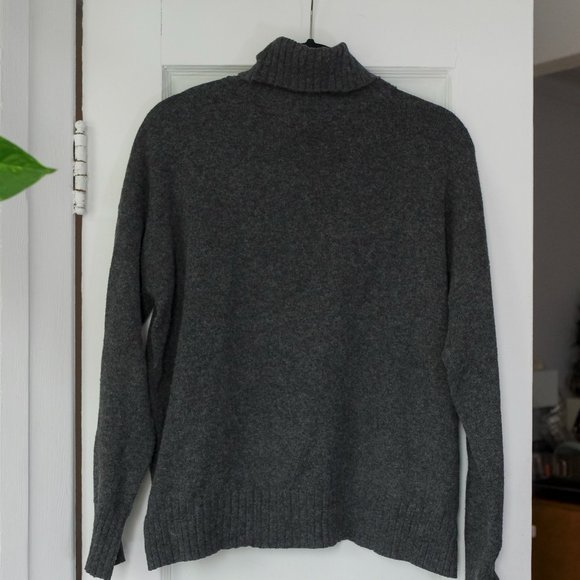 Soft grey turtleneck sweater - Picture 2 of 2